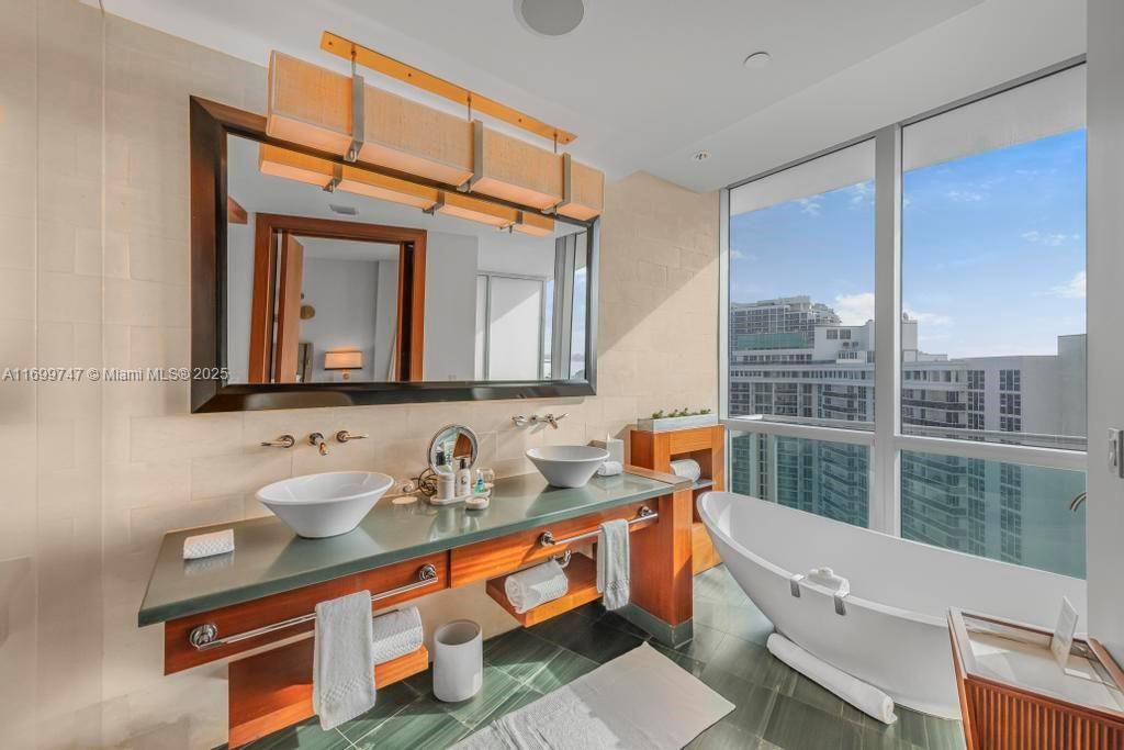 For Sale: $2,350,000 (1 beds, 1 baths, 1147 Square Feet)