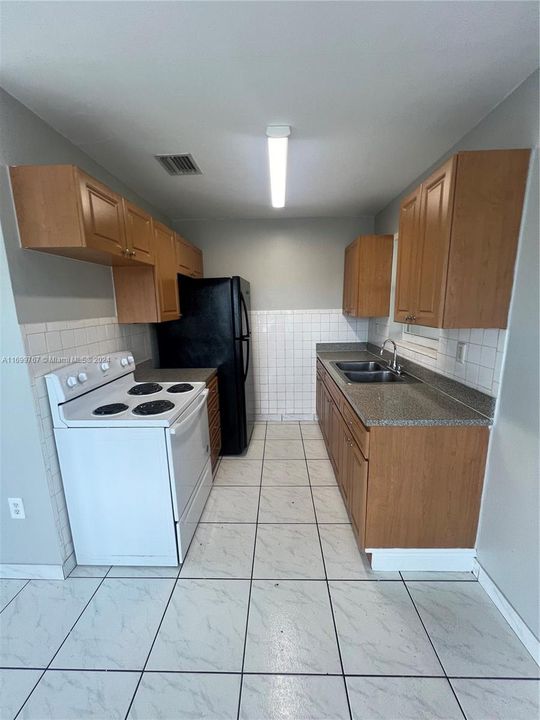 For Sale: $400,000 (2 beds, 1 baths, 837 Square Feet)