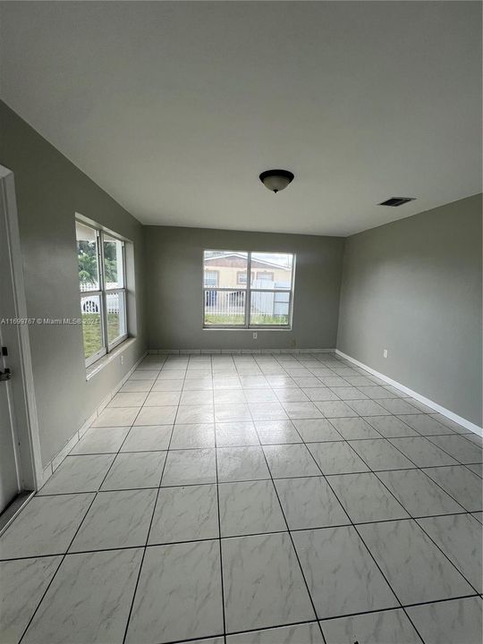 For Sale: $400,000 (2 beds, 1 baths, 837 Square Feet)