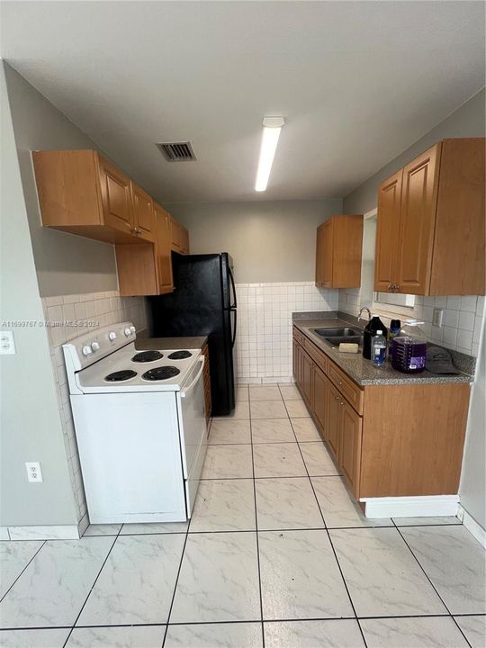 For Sale: $400,000 (2 beds, 1 baths, 837 Square Feet)