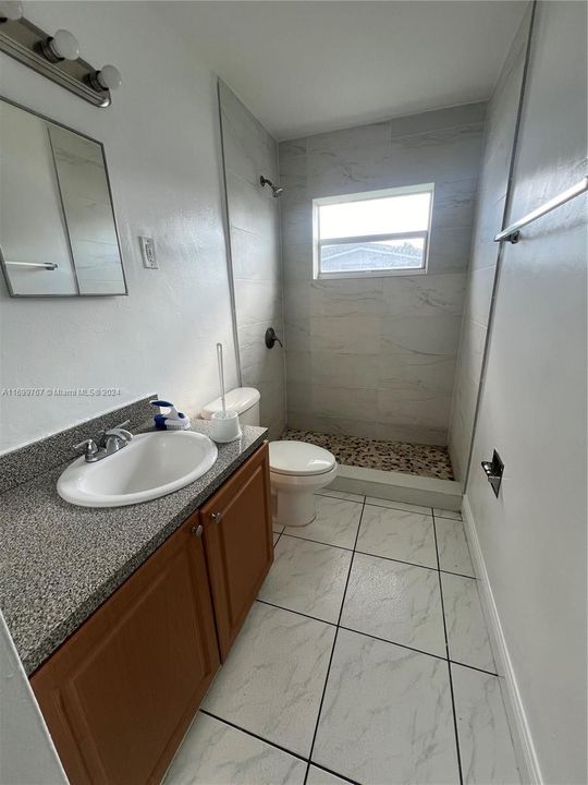 For Sale: $400,000 (2 beds, 1 baths, 837 Square Feet)