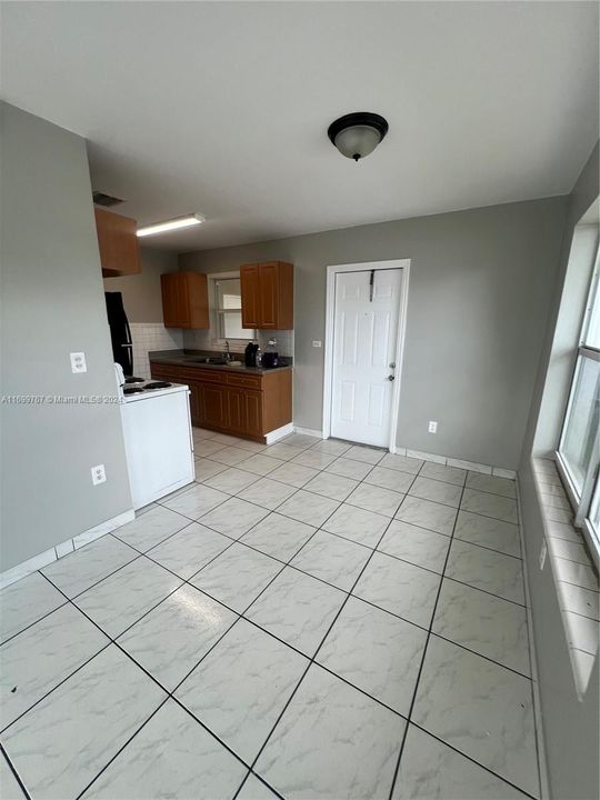 For Sale: $400,000 (2 beds, 1 baths, 837 Square Feet)