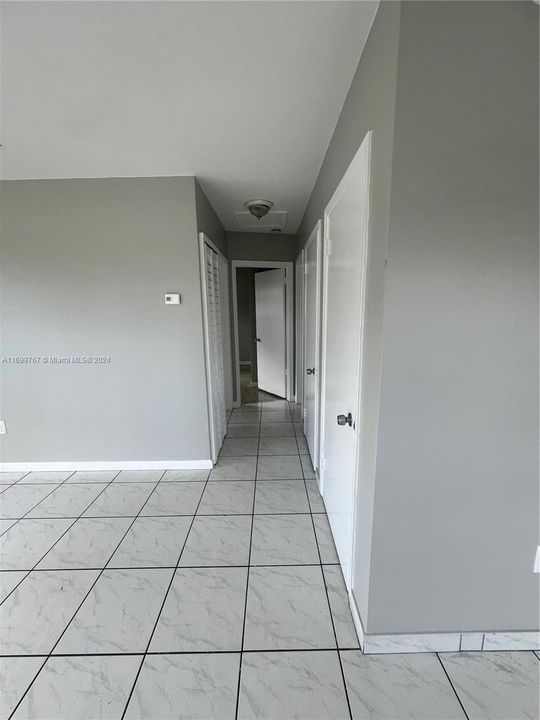 For Sale: $400,000 (2 beds, 1 baths, 837 Square Feet)