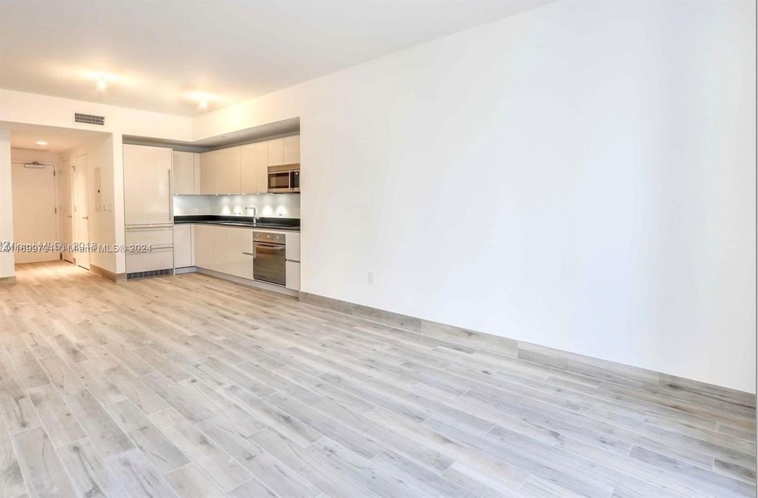 For Sale: $810,000 (1 beds, 1 baths, 759 Square Feet)