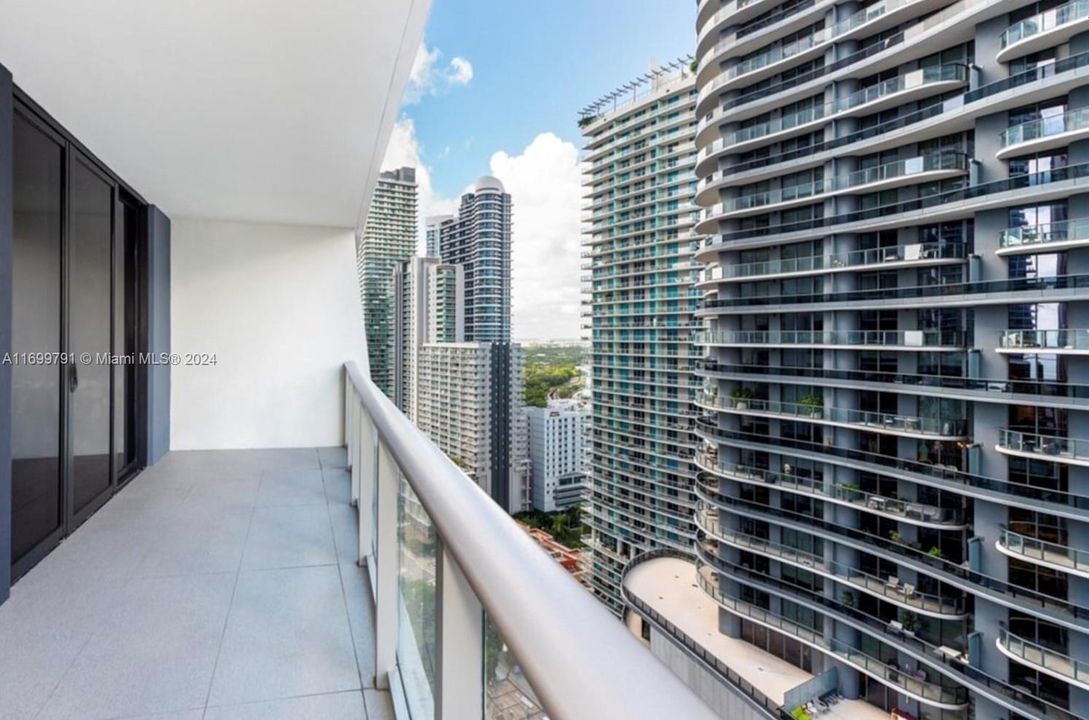 For Sale: $810,000 (1 beds, 1 baths, 759 Square Feet)