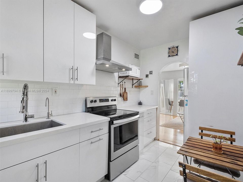 For Sale: $310,000 (2 beds, 1 baths, 916 Square Feet)