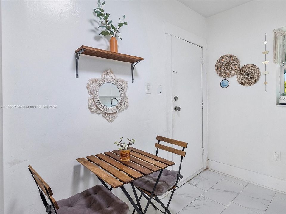 For Sale: $310,000 (2 beds, 1 baths, 916 Square Feet)