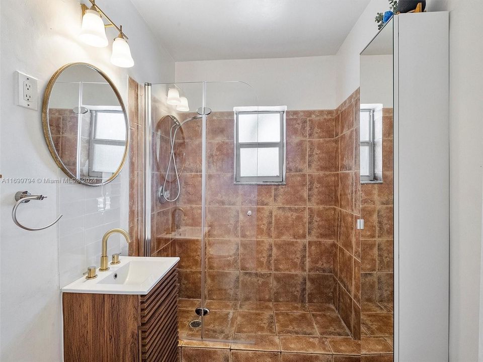 For Sale: $310,000 (2 beds, 1 baths, 916 Square Feet)