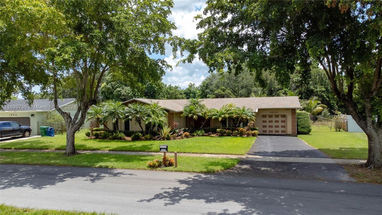 For Sale: $600,000 (3 beds, 2 baths, 2344 Square Feet)