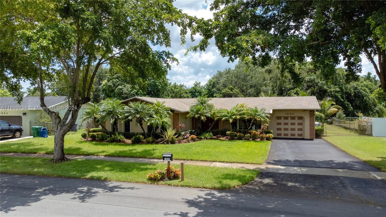 For Sale: $600,000 (3 beds, 2 baths, 2344 Square Feet)