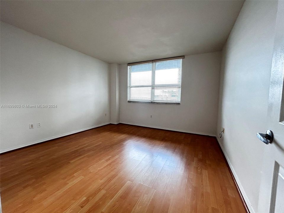 For Sale: $439,500 (1 beds, 1 baths, 760 Square Feet)