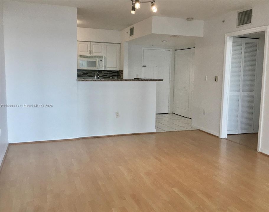 For Sale: $439,500 (1 beds, 1 baths, 760 Square Feet)