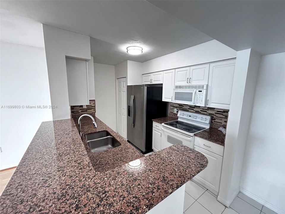 For Sale: $439,500 (1 beds, 1 baths, 760 Square Feet)