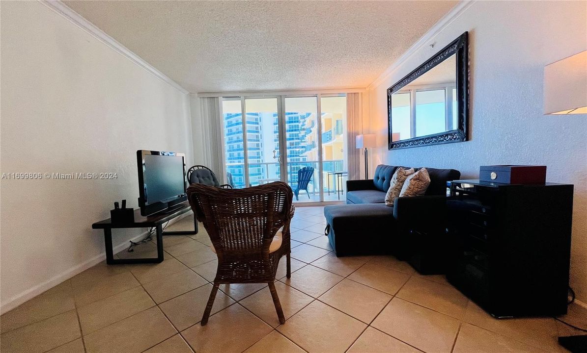 For Rent: $2,530 (1 beds, 1 baths, 745 Square Feet)