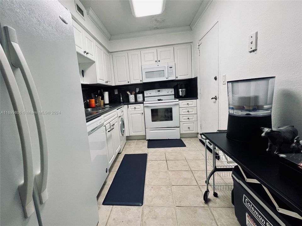 For Rent: $2,530 (1 beds, 1 baths, 745 Square Feet)