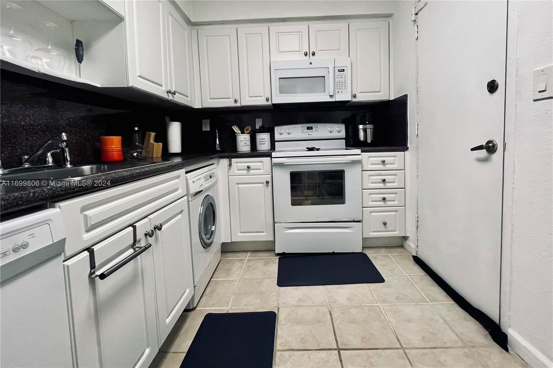 For Rent: $2,530 (1 beds, 1 baths, 745 Square Feet)