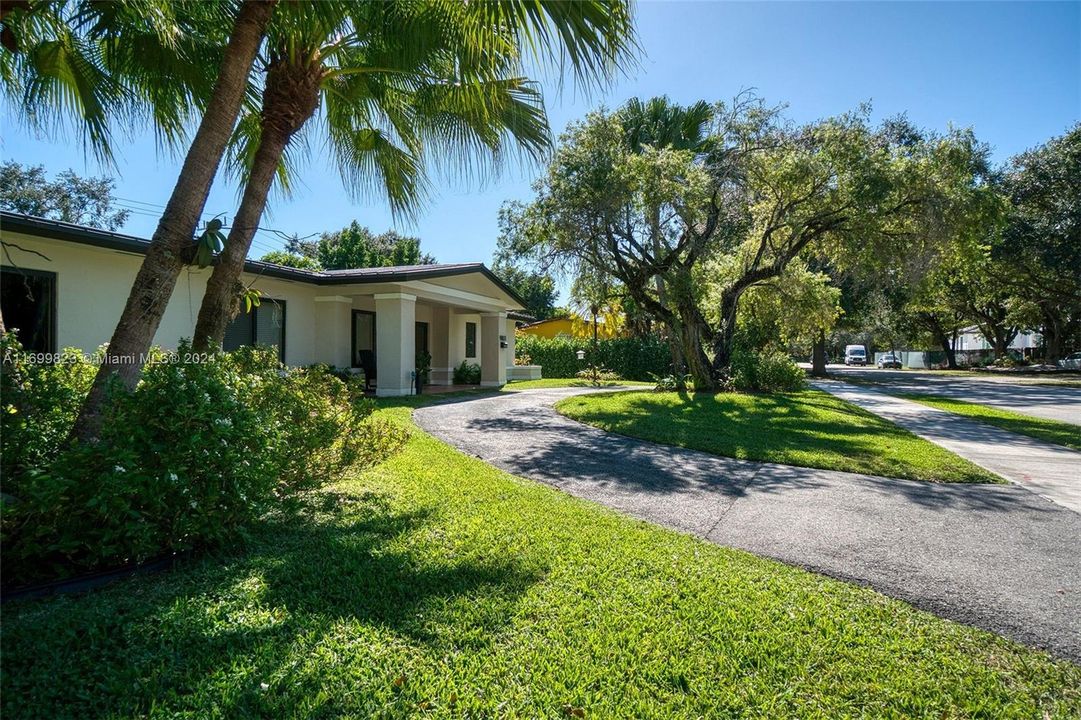 For Sale: $2,600,000 (4 beds, 3 baths, 2539 Square Feet)