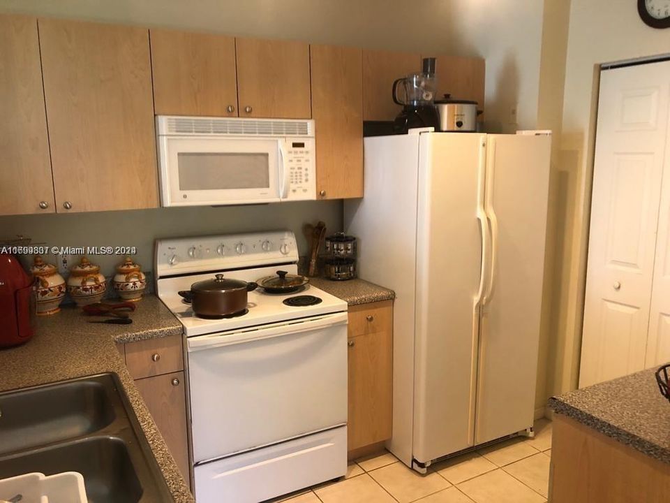 For Rent: $1,700 (1 beds, 1 baths, 691 Square Feet)