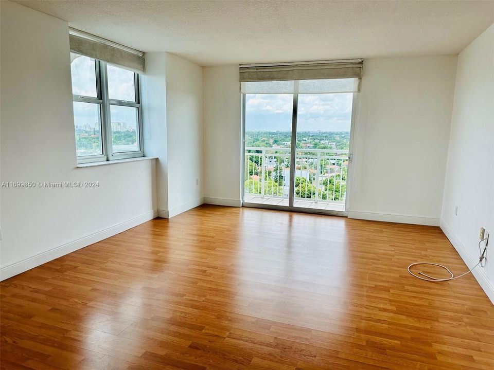 For Rent: $2,400 (1 beds, 1 baths, 824 Square Feet)