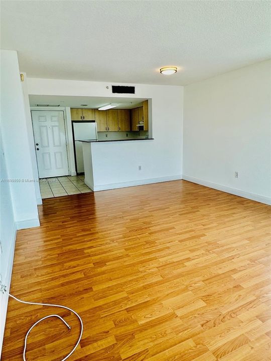 For Rent: $2,400 (1 beds, 1 baths, 824 Square Feet)