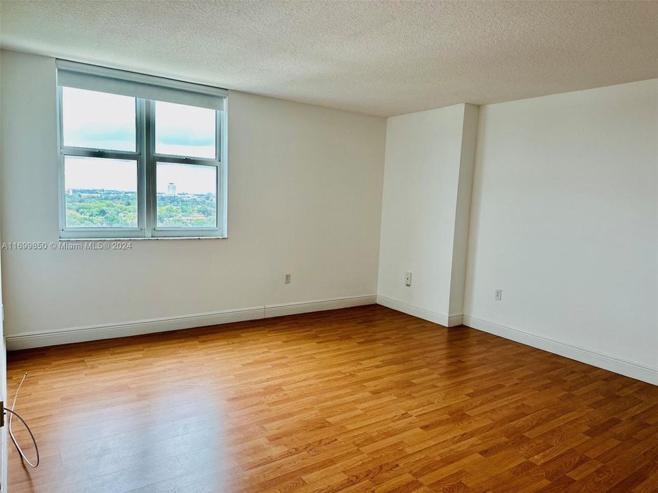 For Rent: $2,400 (1 beds, 1 baths, 824 Square Feet)