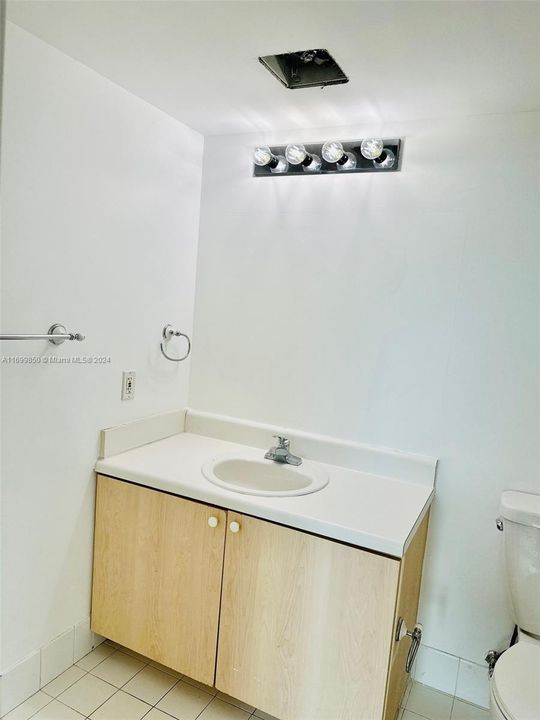 For Rent: $2,400 (1 beds, 1 baths, 824 Square Feet)