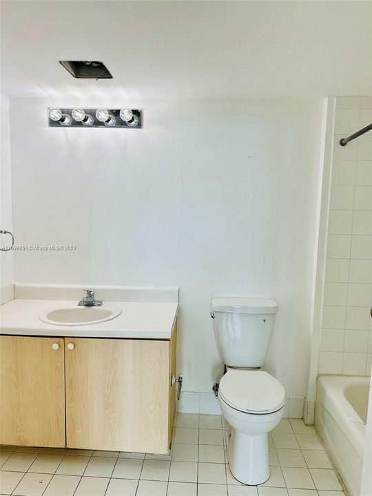 For Rent: $2,400 (1 beds, 1 baths, 824 Square Feet)