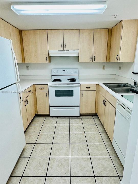 For Rent: $2,400 (1 beds, 1 baths, 824 Square Feet)