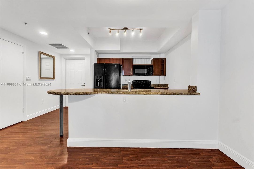 For Rent: $2,275 (1 beds, 1 baths, 777 Square Feet)