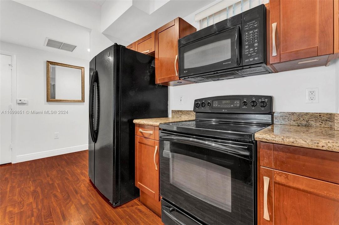 For Rent: $2,275 (1 beds, 1 baths, 777 Square Feet)