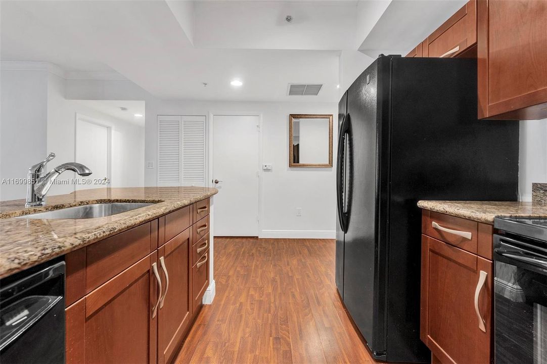 For Rent: $2,275 (1 beds, 1 baths, 777 Square Feet)