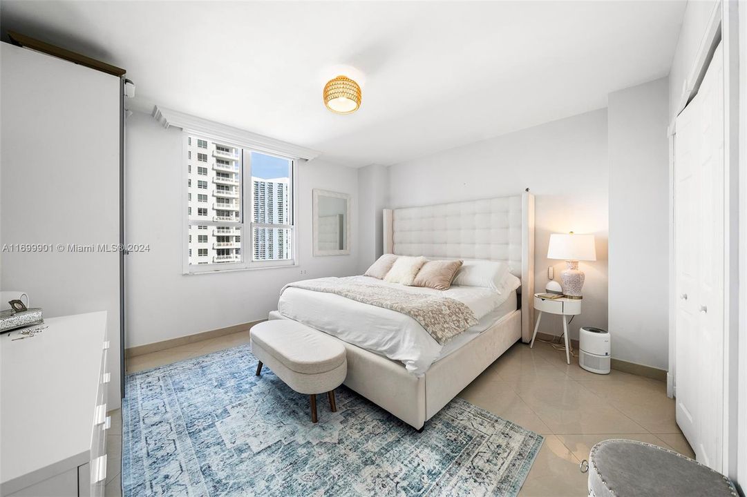 For Sale: $575,000 (1 beds, 1 baths, 806 Square Feet)