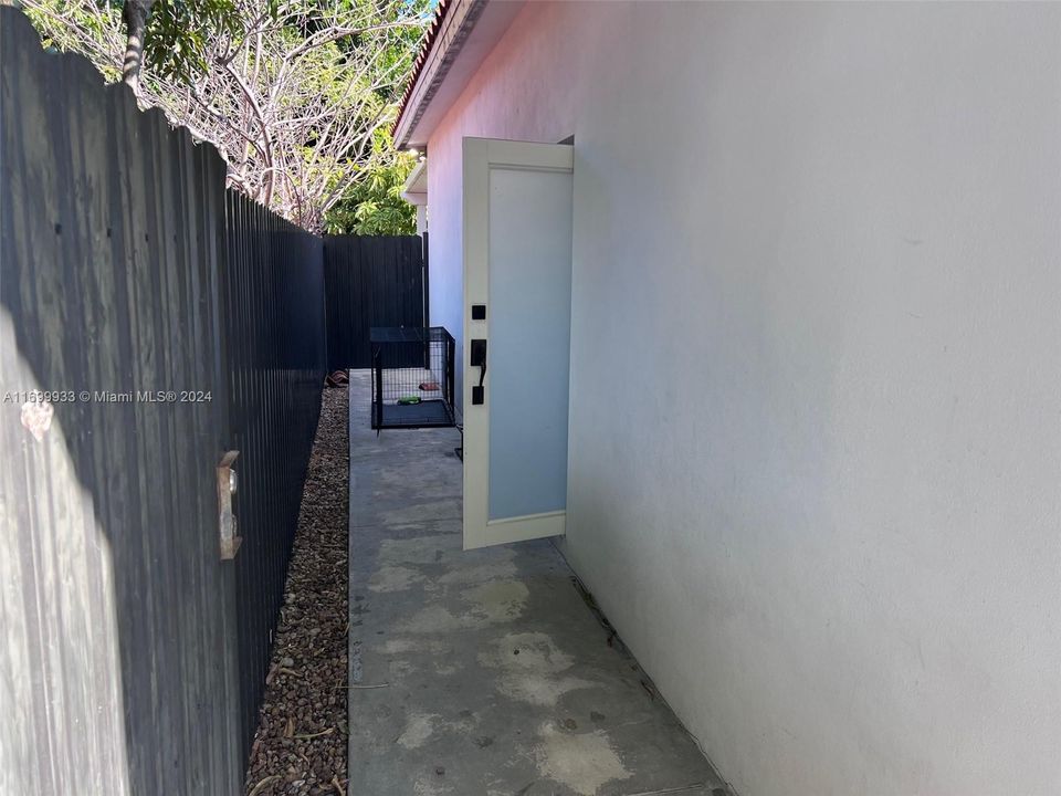 For Rent: $2,000 (1 beds, 1 baths, 1237 Square Feet)