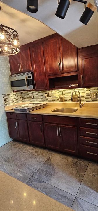 For Rent: $2,500 (2 beds, 1 baths, 1127 Square Feet)