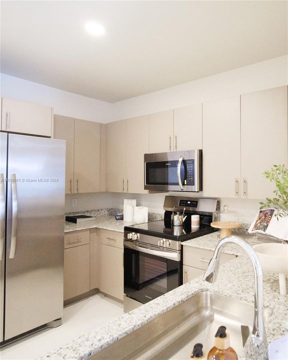 For Sale: $532,000 (1 beds, 1 baths, 703 Square Feet)