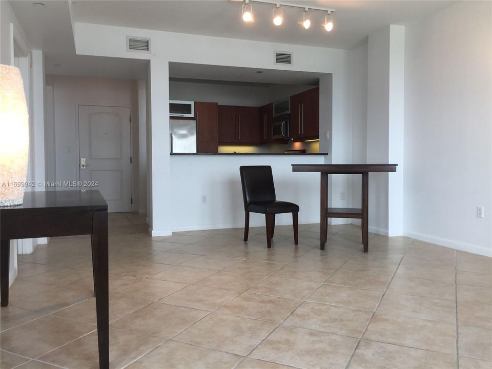 For Rent: $2,500 (1 beds, 1 baths, 777 Square Feet)