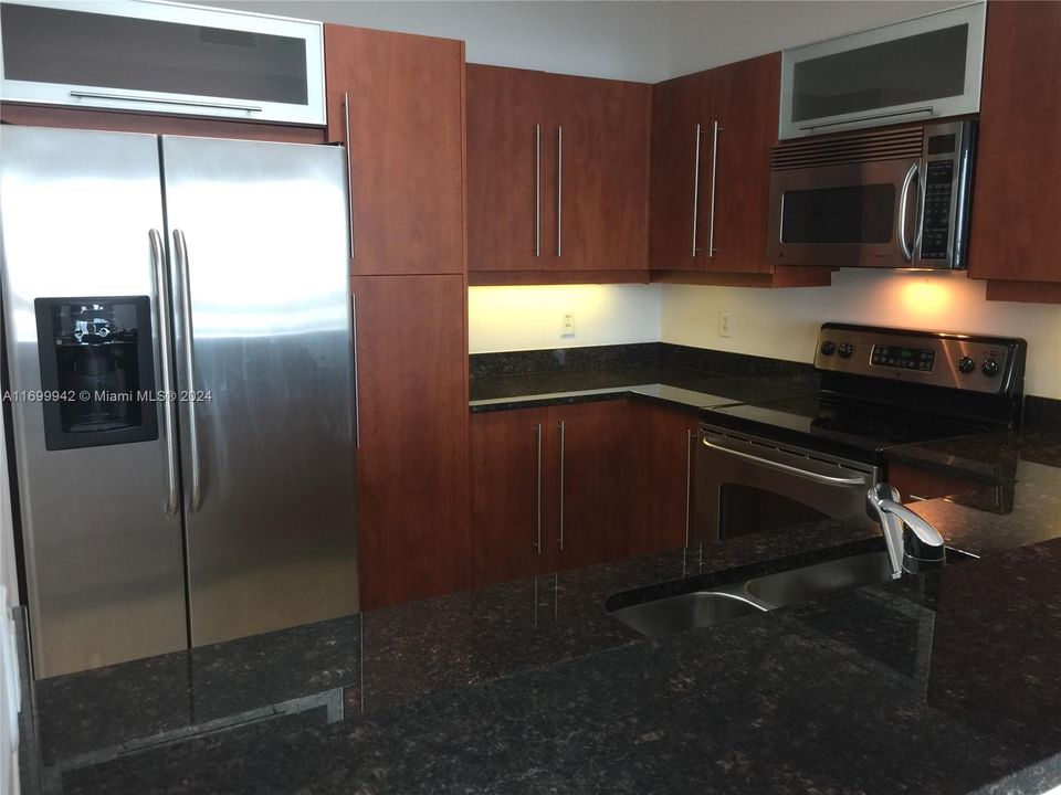 For Rent: $2,500 (1 beds, 1 baths, 777 Square Feet)