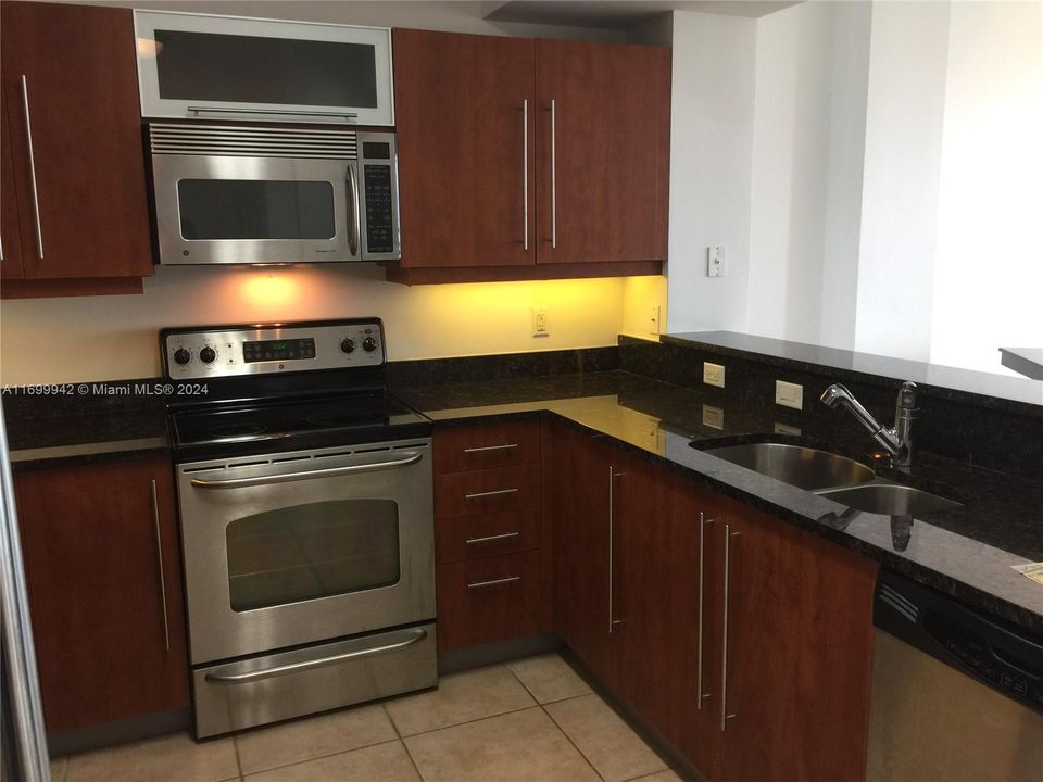 For Rent: $2,500 (1 beds, 1 baths, 777 Square Feet)