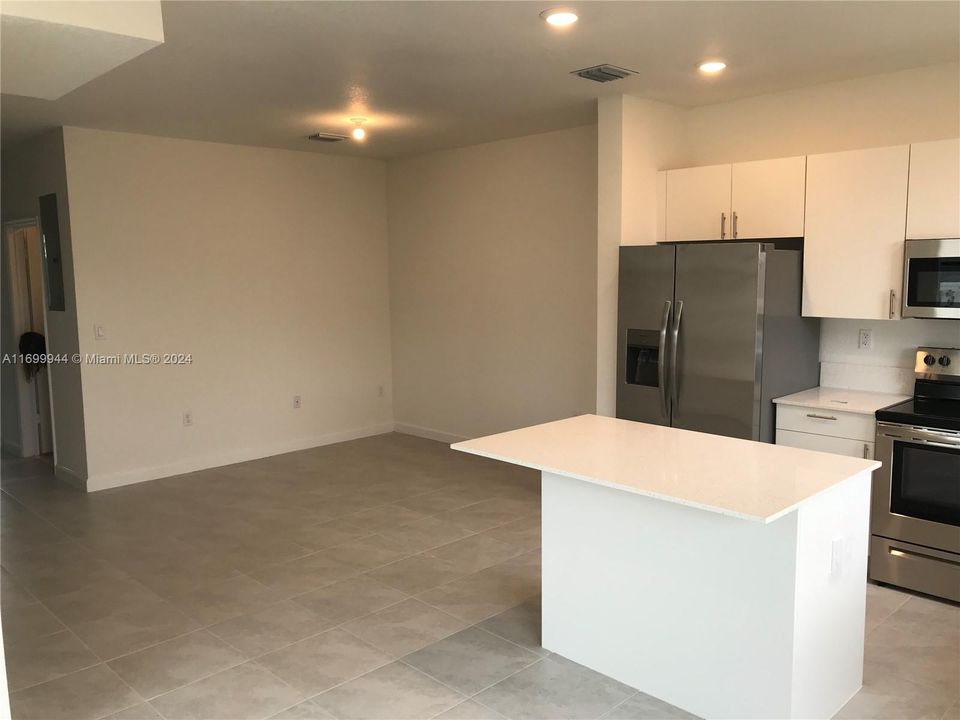 For Rent: $2,700 (3 beds, 3 baths, 1380 Square Feet)