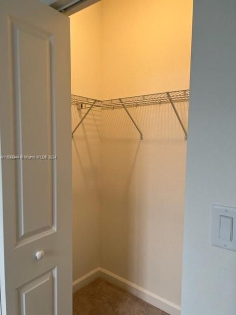 Walk-in closet Bed 2