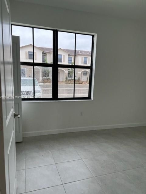 For Rent: $2,700 (3 beds, 3 baths, 1380 Square Feet)