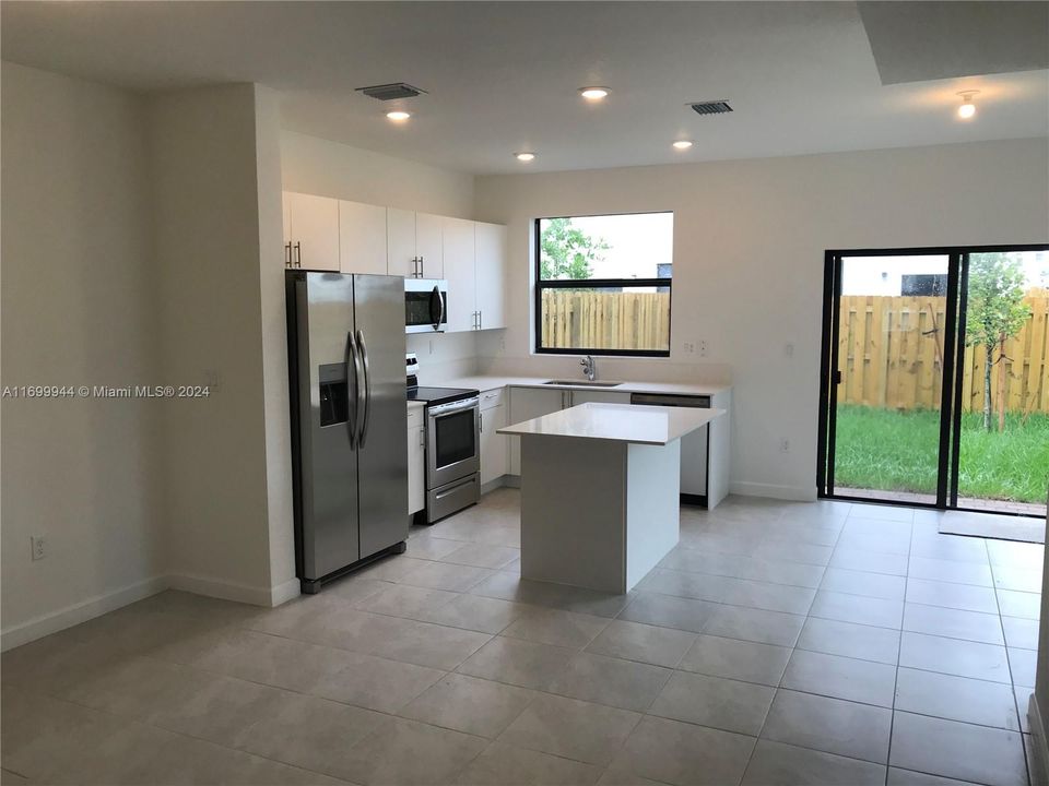 For Rent: $2,700 (3 beds, 3 baths, 1380 Square Feet)