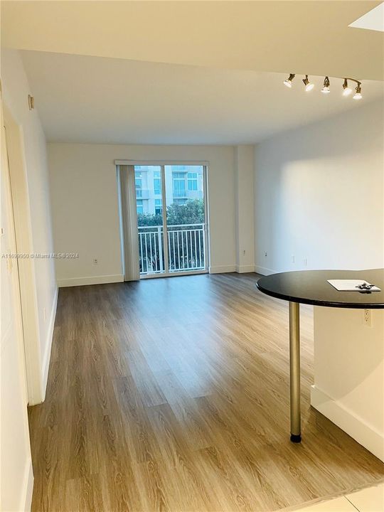 For Rent: $2,250 (1 beds, 1 baths, 700 Square Feet)