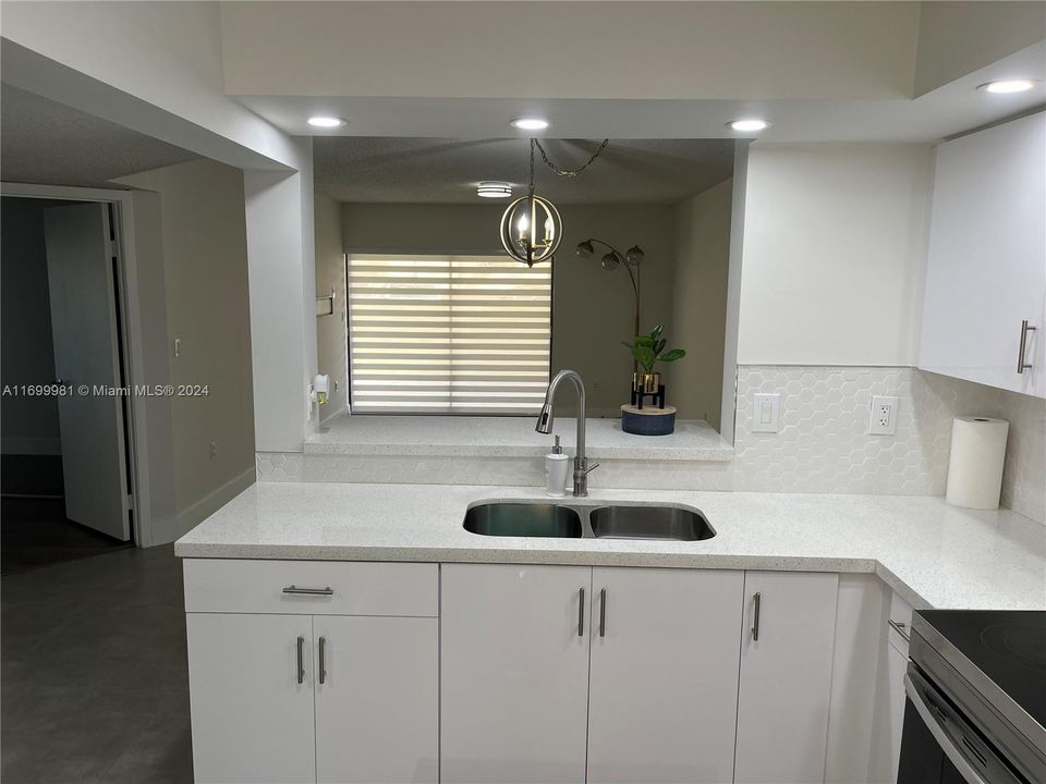 For Rent: $2,600 (2 beds, 2 baths, 921 Square Feet)