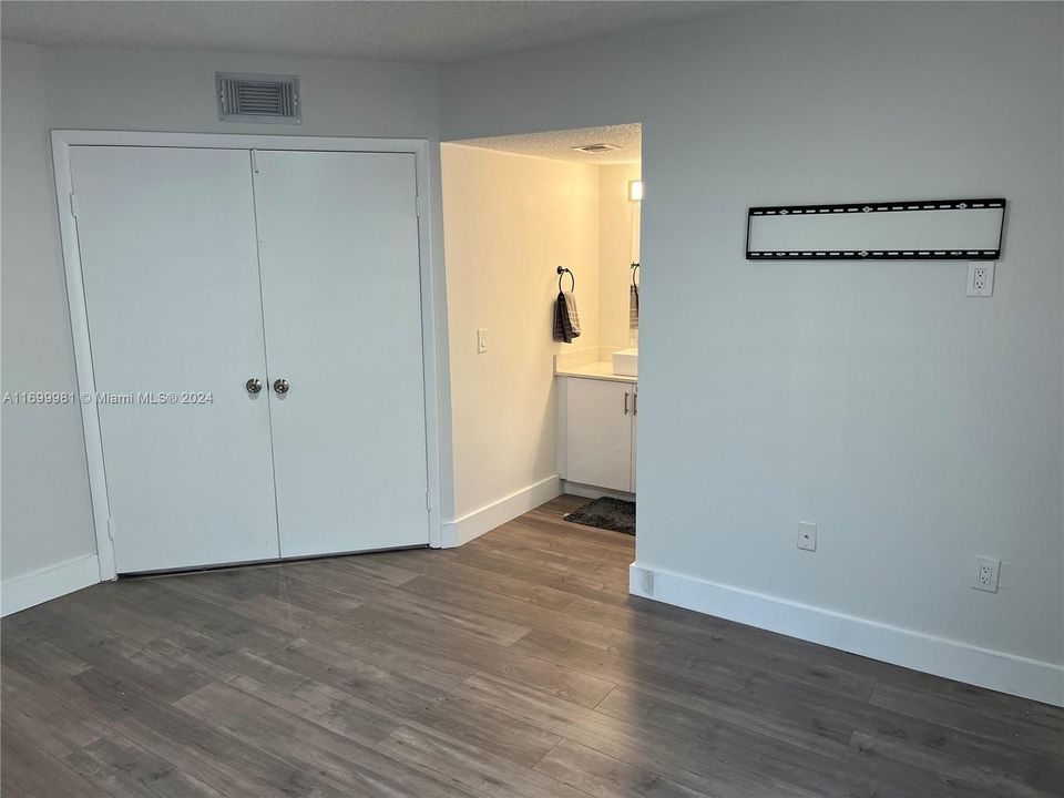 For Rent: $2,600 (2 beds, 2 baths, 921 Square Feet)