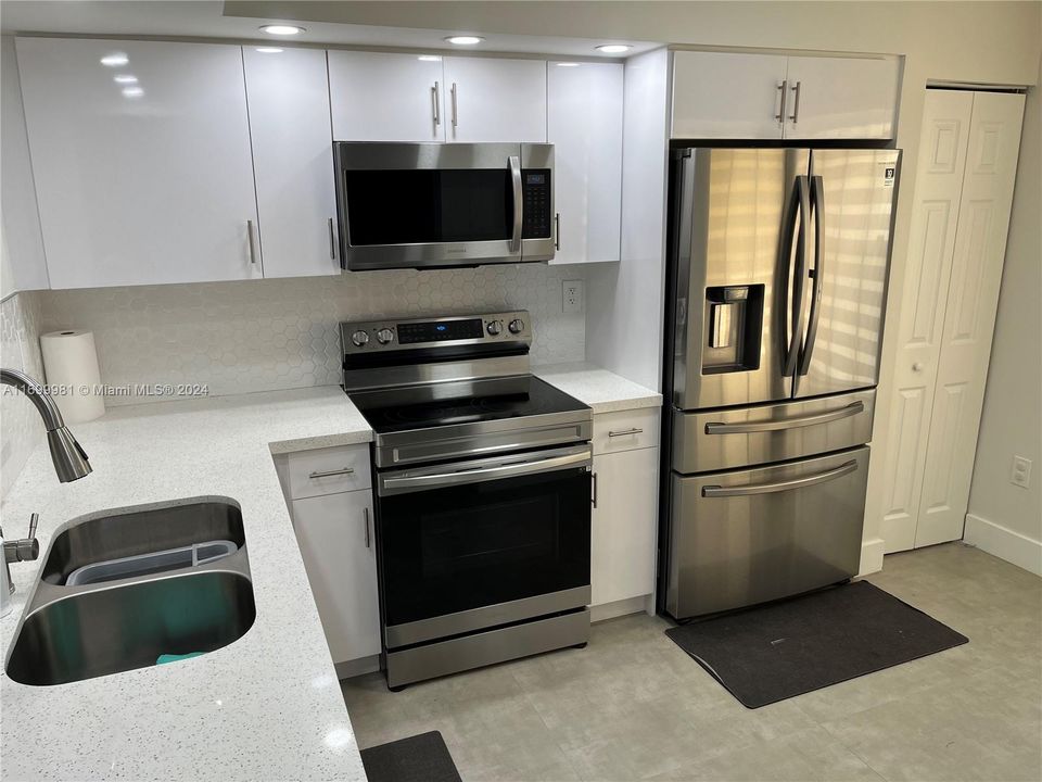 For Rent: $2,600 (2 beds, 2 baths, 921 Square Feet)