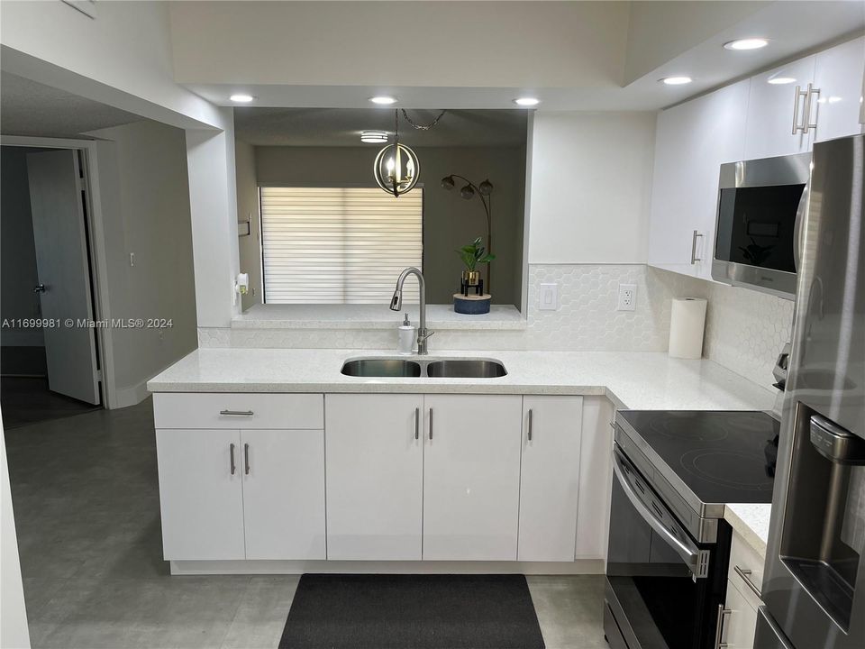 For Rent: $2,600 (2 beds, 2 baths, 921 Square Feet)