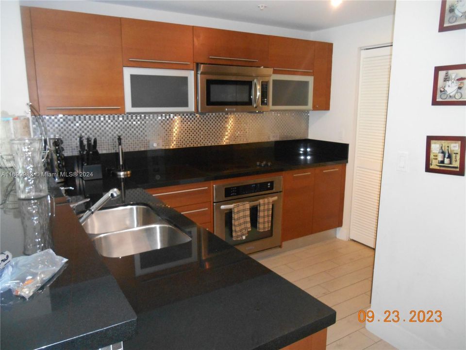 For Sale: $440,000 (1 beds, 1 baths, 802 Square Feet)