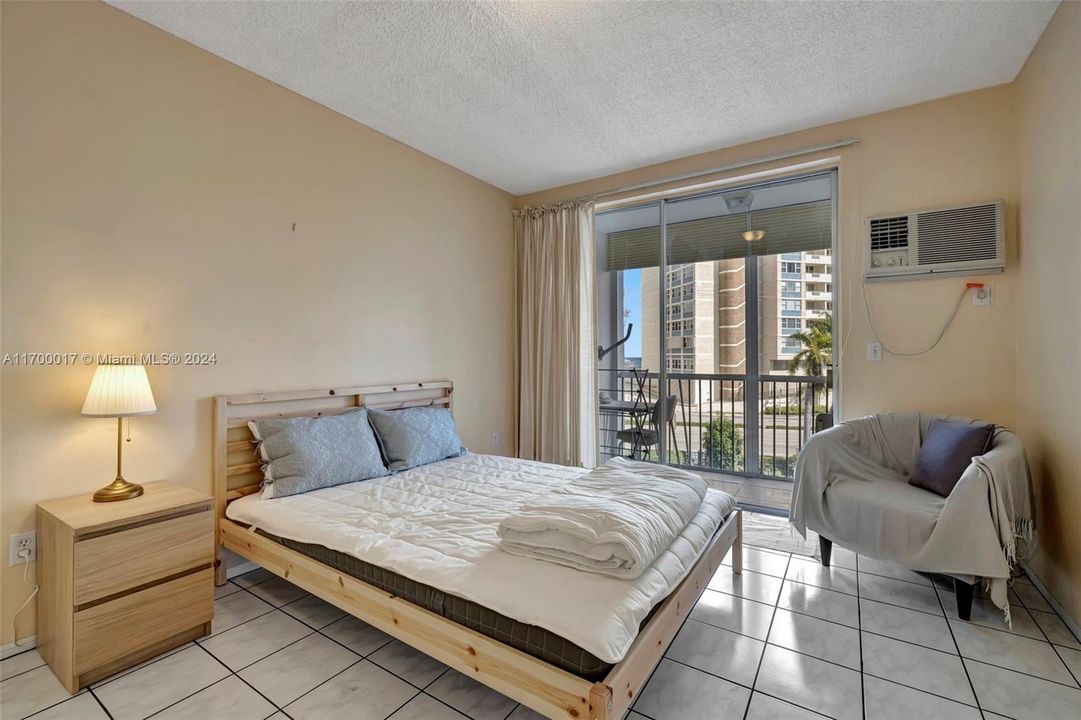 For Rent: $2,000 (1 beds, 1 baths, 811 Square Feet)