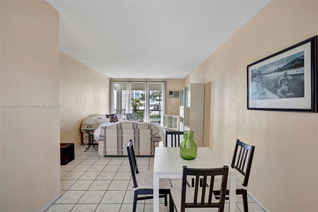 For Rent: $2,000 (1 beds, 1 baths, 811 Square Feet)